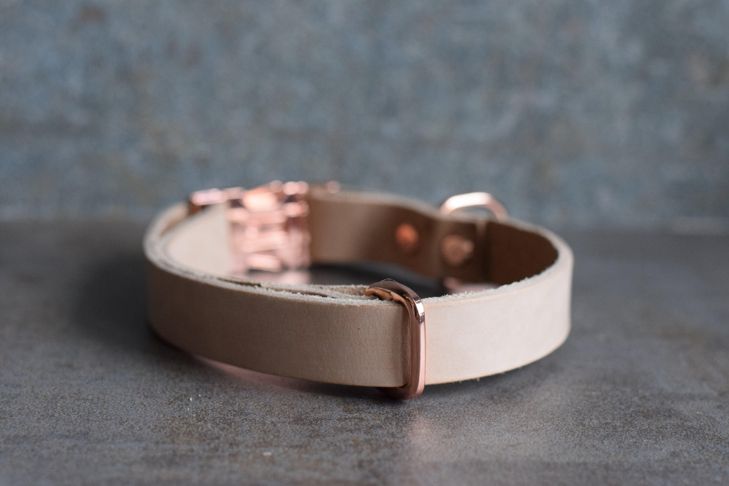 Leren verstelbare hondenhalsband met metalen rosé goud elementen