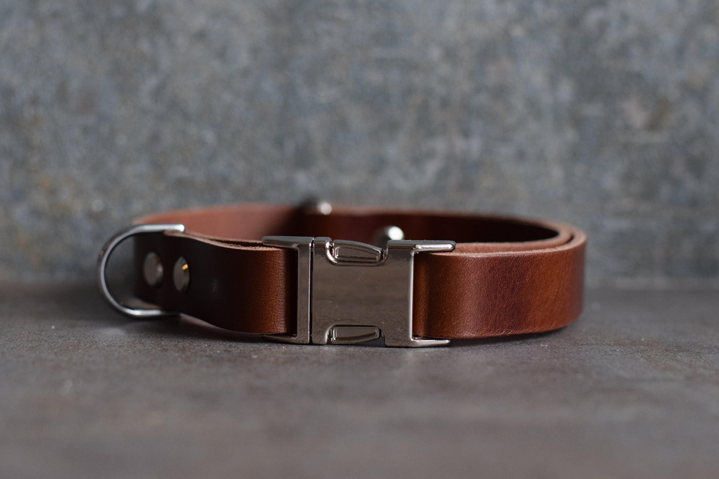 Leren verstelbare hondenhalsband met metalen zilveren elementen