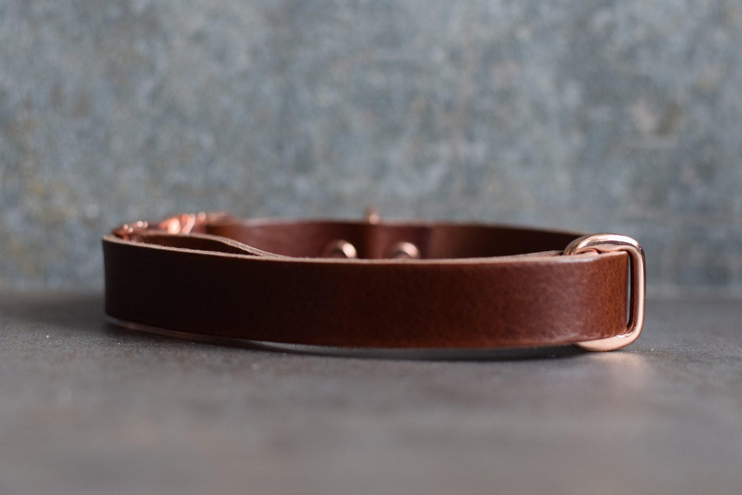 Leren verstelbare hondenhalsband met metalen rosé goud elementen