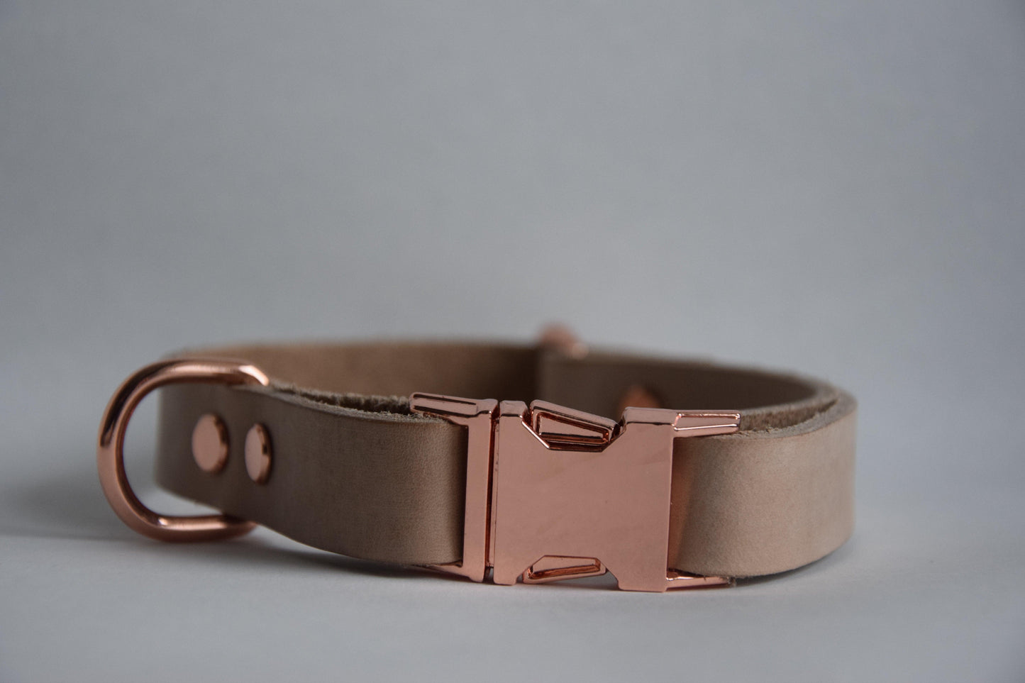 Leren verstelbare hondenhalsband met metalen rosé goud elementen