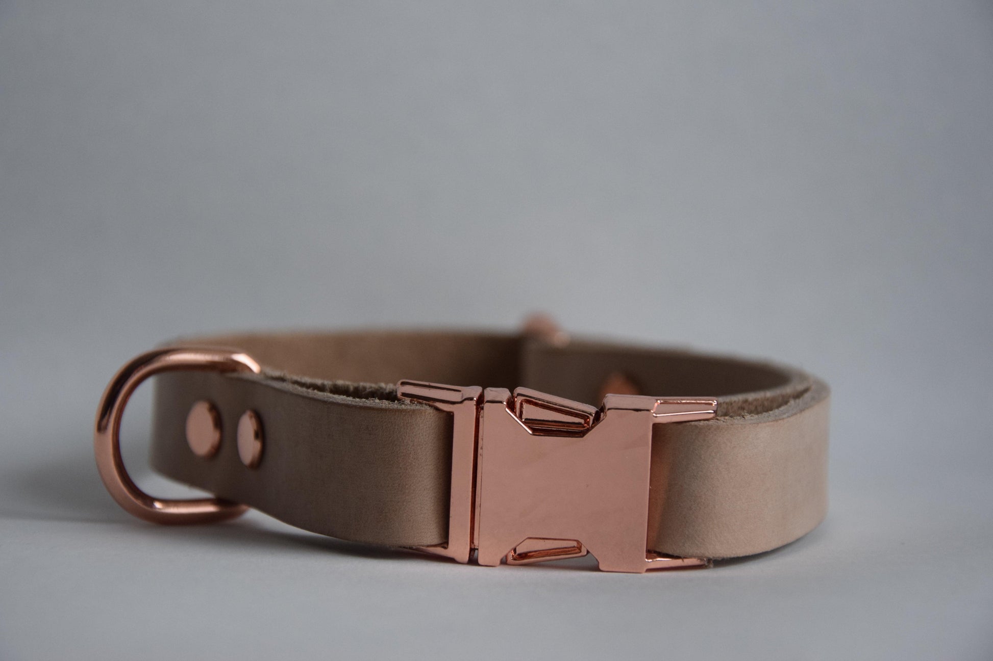 Leren verstelbare hondenhalsband met metalen rosé goud elementen