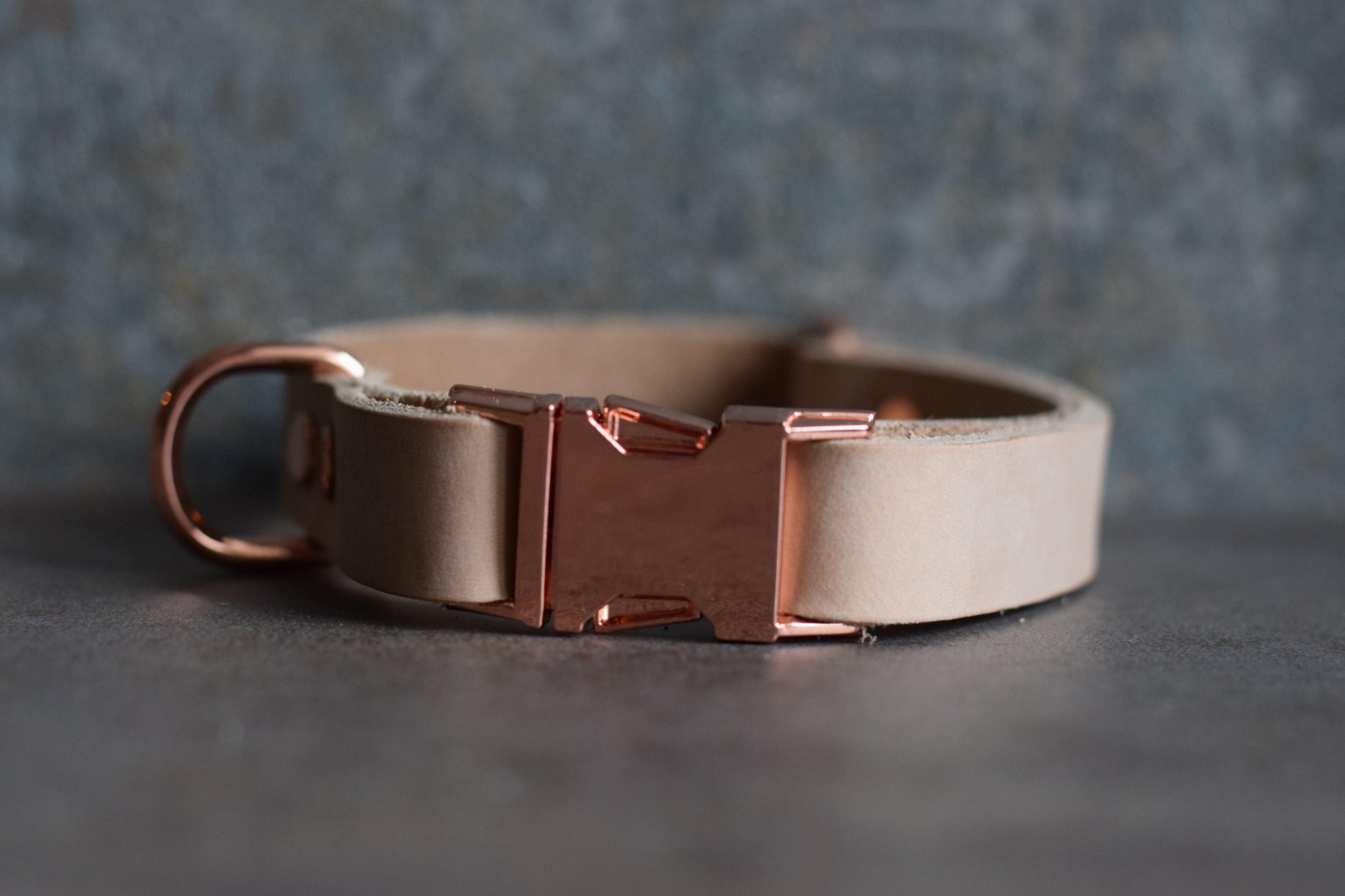 Leren verstelbare hondenhalsband met metalen rosé goud elementen