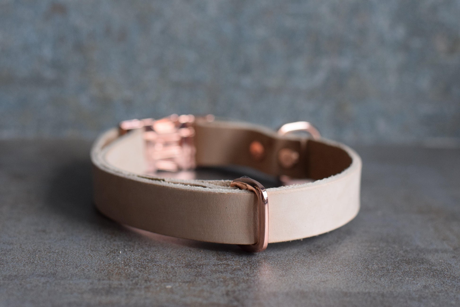 Leren verstelbare hondenhalsband met metalen rosé goud elementen