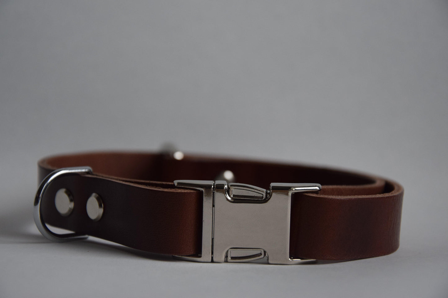 Leren verstelbare hondenhalsband met metalen zilveren elementen