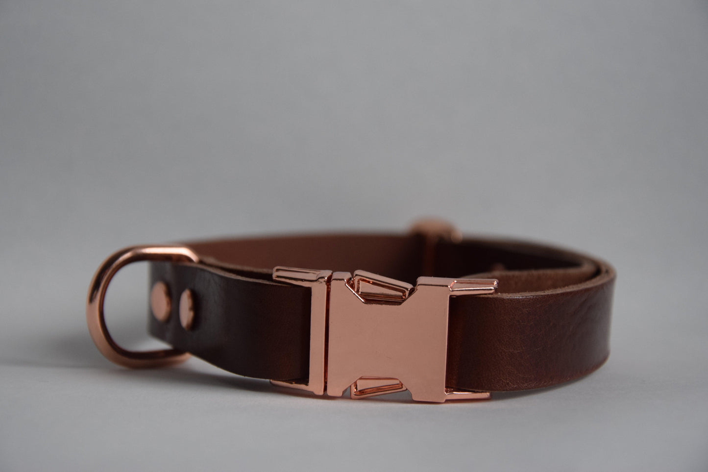 Leren verstelbare hondenhalsband met metalen rosé goud elementen