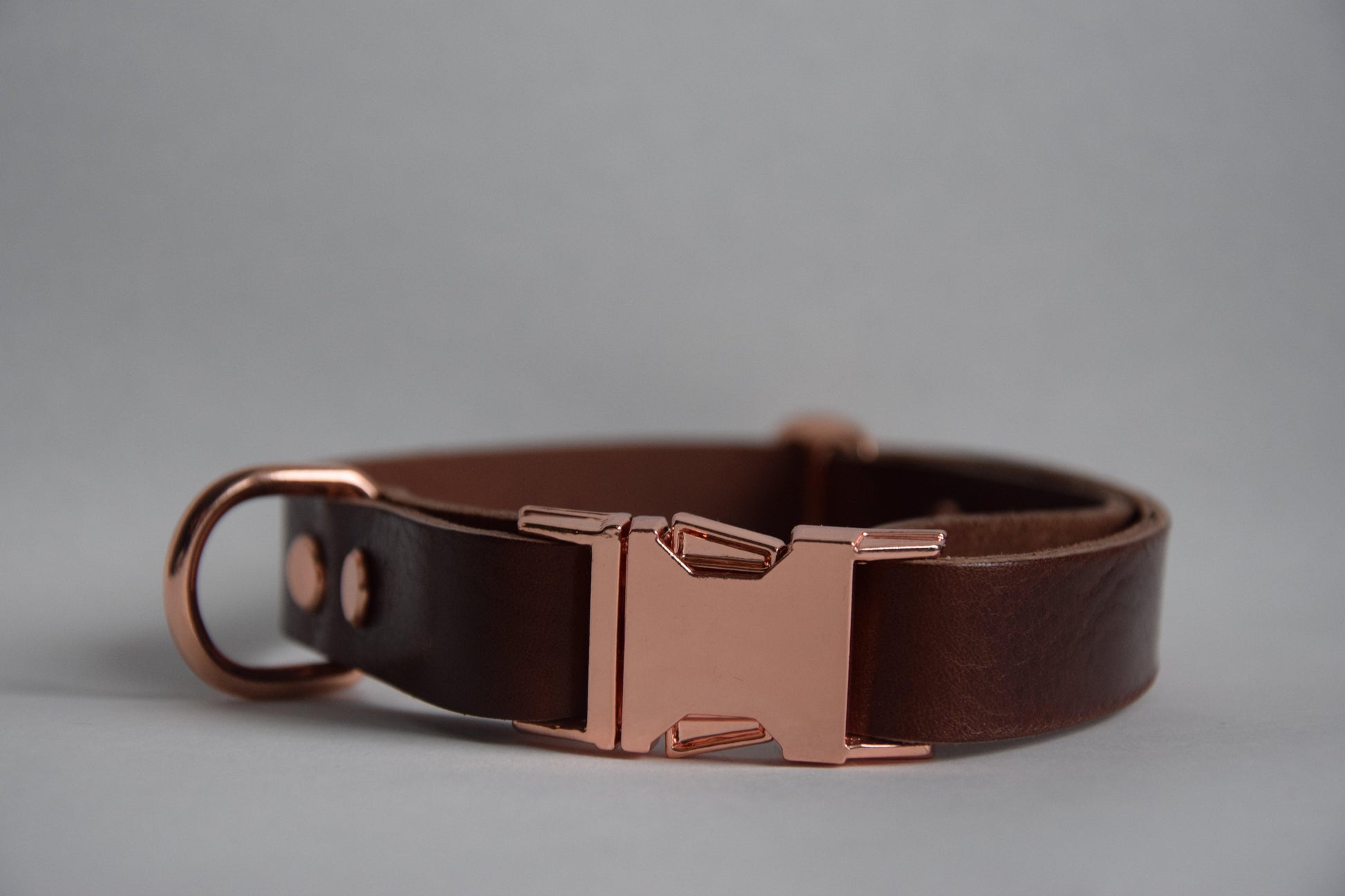 Leren verstelbare hondenhalsband met metalen rosé goud elementen