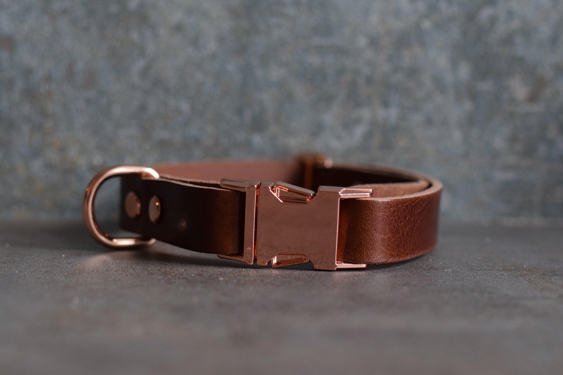 Leren verstelbare hondenhalsband met metalen rosé goud elementen